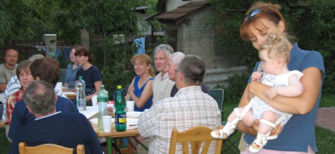 Na cirkevni party jde Betuska z naruce do naruce!
